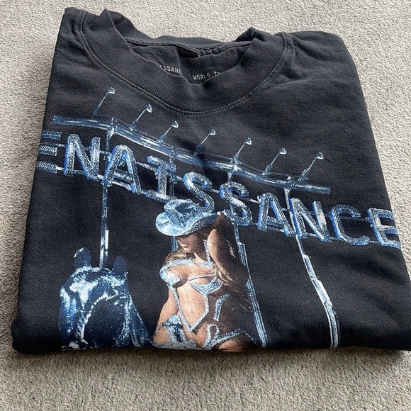 - BEEHIVE OFFICIAL MERCH TSHIRT FROM THE WORLD TOUR *NEW* - Picture 1 of 10